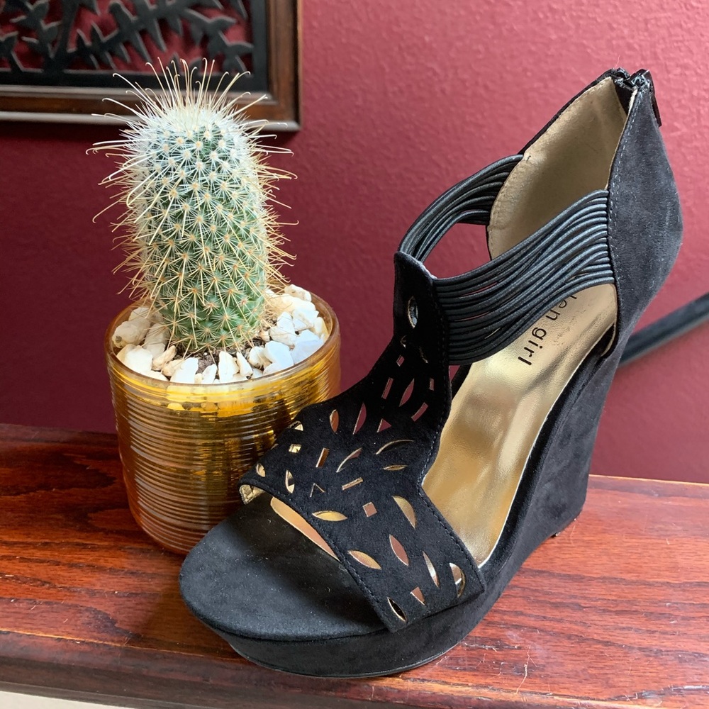 Fancy black wedges